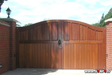 portail en bois synfy www.amenagement-extérieur.synfy.fr portail en bois